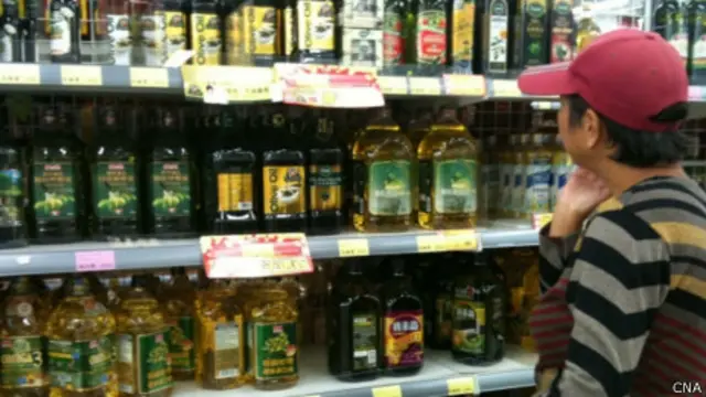 消費者在超市選擇食用油產品