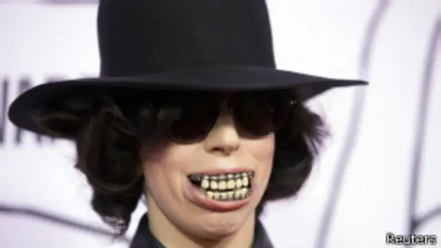 لیدی گاگا برای نخستین بار ترانه "مواد" را اجرا کرد