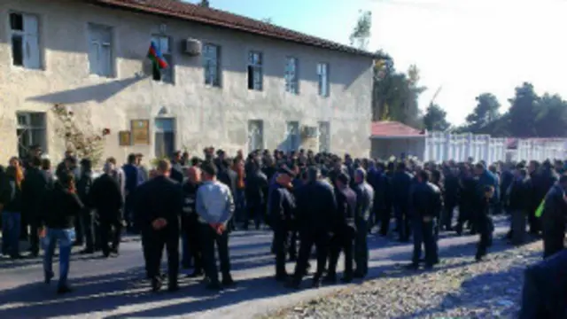 Təqsirləndirilənlərin qohumları Şəki Ağır Cİnayətlər Məhkəməsinin qarşısında gözləyir. (Fotonun müəllifi Zöhrab İsmayıldır)