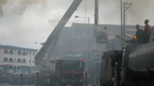 'Yan kwana-kwana na kokarin kashe gobarar