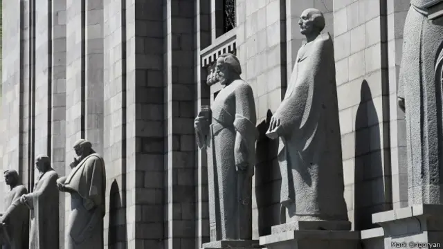 Скульптуры средневековых деятелей культуры и искусства перед зданием Матенадарана в Ереване