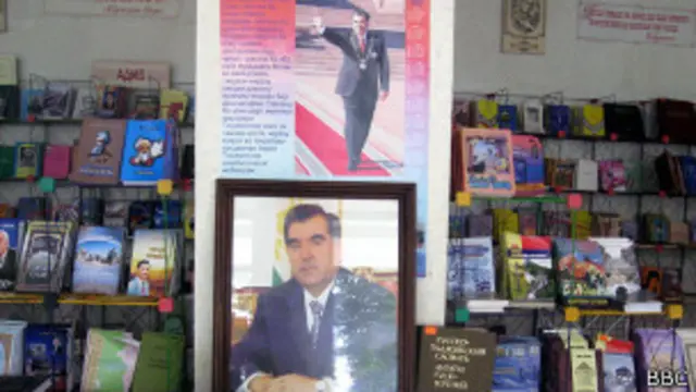 Фотографии и плакаты с изображением президента Эмомали Рахмона