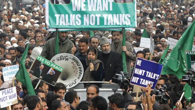 चुनाव प्रचार करतीं महबूबा मुफ़्ती.