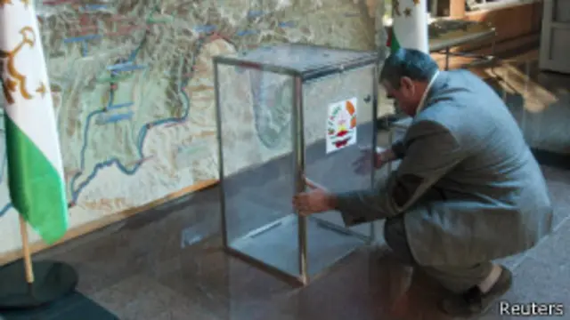 Установка урны на одном из избирательных участков в Таджикистане