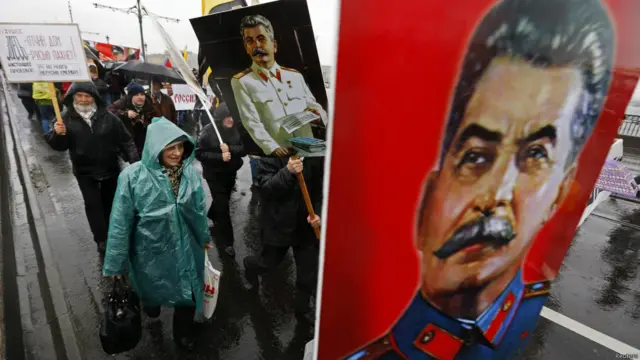 Самые массовые акции националистов 4 ноября за пределами Москвы состоялись в Санкт-Петербурге. По данным полиции, в "Русском марше" до Марсова поля приняли участие 2 тысячи человек. 