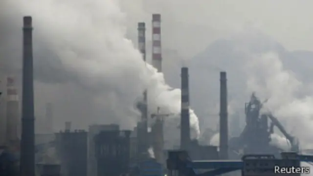 Дым из труб одного из сталеплавильных заводов в Китае