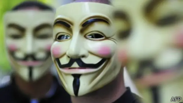 نشطاء يرتدون قناع فنديتا