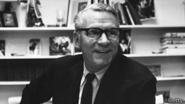 نخستین مدیر هنری نشنال تیاتر تازه تاسیس شده لارنس اولیویه بود