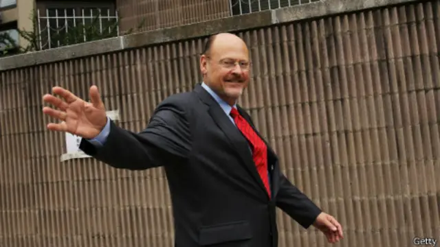 O candidato Joe Lhota critica o que define como 'pouca experiência' de Blasio 