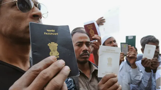 کاغذات کی جانچ پڑتال کے لیے کارکنوں کی بڑی تعداد سعودی دفاتر کے باہر جمع رہی