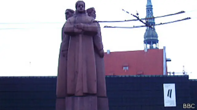 Памятник латышским стрелкам - перед зданием музея