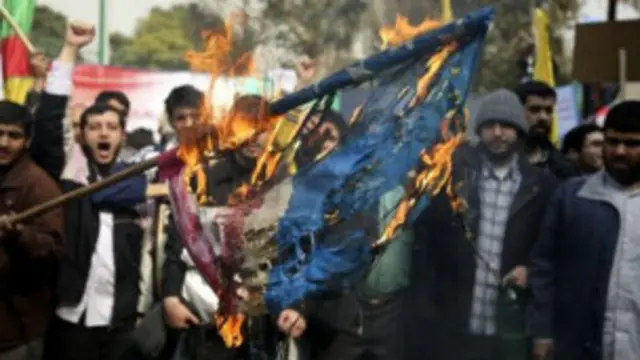 يتمسك المتشددون الايرانيون بإطلاق شعارهم الشهير "الموت لأمريكا"