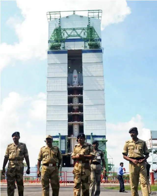 بھارت کا پہلا خلائی مشن مریخ کی جانب منگل کو روانہ ہوا ہے اور یوں بھارت پہلا ایشیائی ملک بن گیا ہے جس نے مریخ پر خلائی مشن بھیجا ہے۔