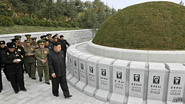 Kim Jong-un đi thăm nghĩa trang hải quân