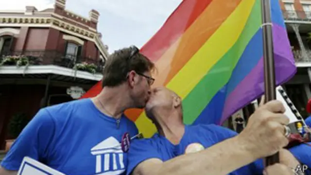 Pareja gay en manifestación