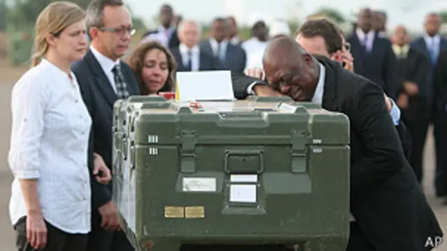 Despiden cuerpo de periodistas de RFI en aeropuerto de Bamako, Malí
