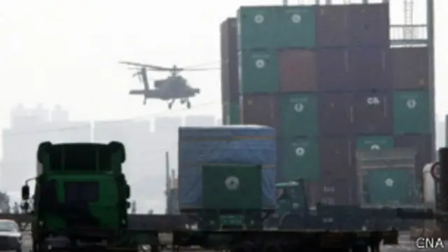 AH-64E從高雄港起飛