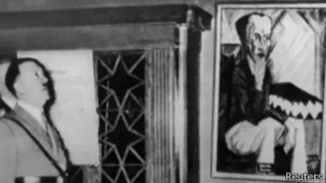 hitler observa un cuadro modernista