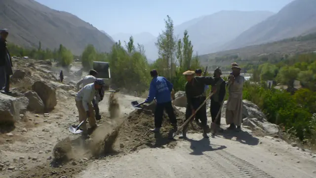 پس از بیرون کردن طالبان از همه‌ای محلات بعضی از موسسات دولتی و غیر دولتی برای بهبود زندگی مردم تلاش‌های را آغاز کرده اند؛ شماری از کارگران در پائین روستای "غنیو"مشغول تعمیر خیابان عمومی هستند که چند ولسوالی مرزی بدخشان را به مرکز این ولایت وصل می‌کند.