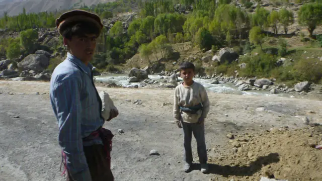 دانش‌آموزان شماری از مکاتب وردوج می‌گویند که در چندماه گذشته به دلیل درگیری‌های نیروهای دولت با طالبان روند آموزش شان صدمه دیده است.