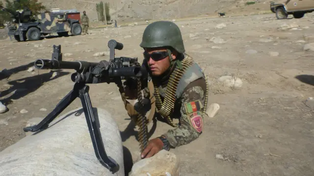 سربازان ارتش و پلیس افغانستان با افراز پاسگاه‌ها در نزدیکی محلات مسکونی و مسیر شاهراه عمومی تلاش دارند تا از بازگشت طالبان جلوگیری کنند.