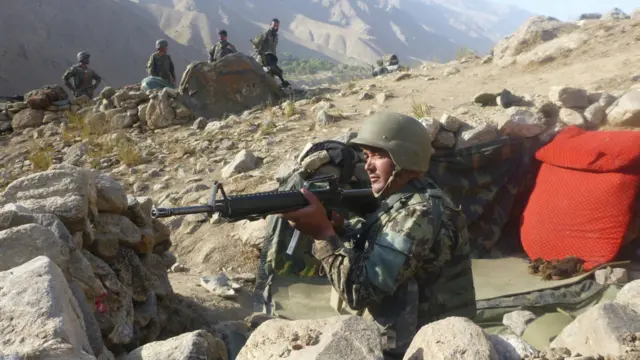 سربازان ارتش در مناطق مختلف این ولسوالی مستقر شده اند تا از بازگشت طالبان جلوگیری کنند.