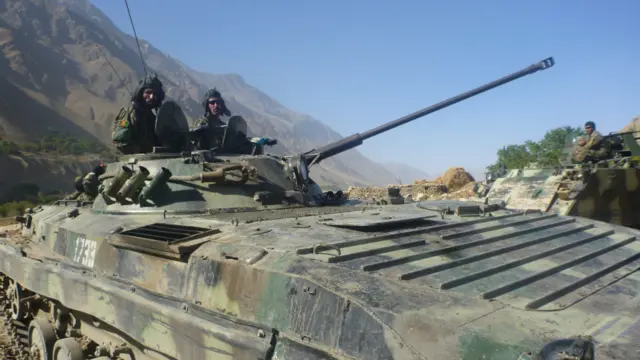 سربازان ارتش افغان برای سرکوب تحرکات طالبان واسطه زرهپوش را به این دره آورده‌اند.