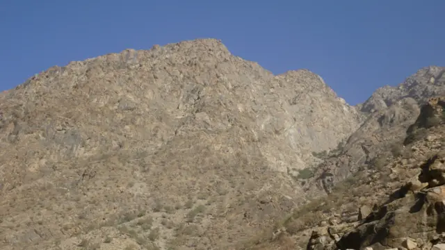 شورشیان در وردوج از سنگ‌ها و صخره‌ها برای ضربه زدن به نیروهای امنیتی استفاده می کنند.