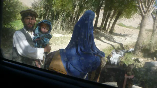 وردوج یک دره کوهستانی که بیشتر مردم از مرکب به عنوان وسیله حمل و نقل استفاده می‌کنند.