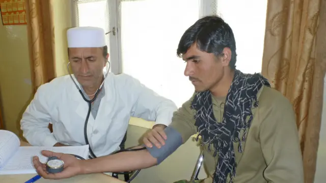 دکتران در ولسوالی وردوج، می‌گویند در همه حالات برای مردم خدمات صحی/بهداشتی ارایه کرده‌اند.