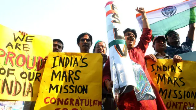 भारत के मंगल मिशन का जश्न मनाते लोग