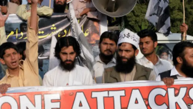 بغاوت کا علم بلند کرنے والا غازی رشید شہید، اور اس کے خلاف آپریشن کرنے والے جنرل قومی مجرم