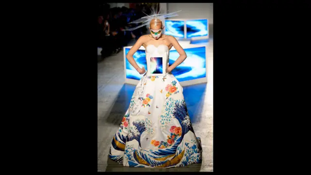 Манекенщица на сцене