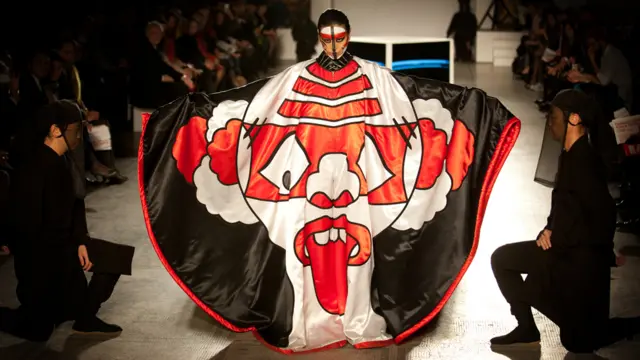 Манекенщица на сцене