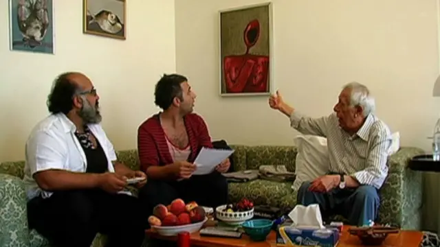 نمایی از فیلم که بهمن محصص به دو خریدار تابلوی "فی‌فی از خوشحالی زوزه می کشد" را نشان می دهد