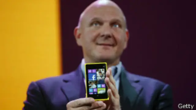 Ballmer con teléfono con plataforma de Windows
