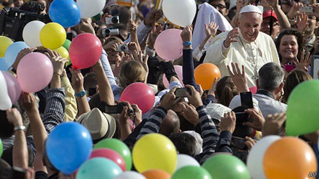 Papa Francisco rodeado de fieles con globos de colores