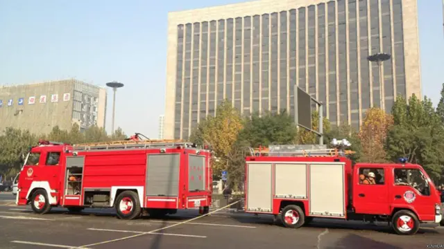 消防车在山西太原爆炸现场停驻（新华社图片6/11/2013）