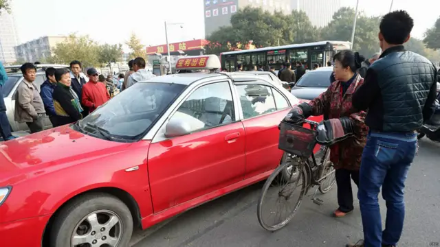 山西太原爆炸现场一辆左侧后座窗户破裂的出租车（中新社图片6/11/2013）