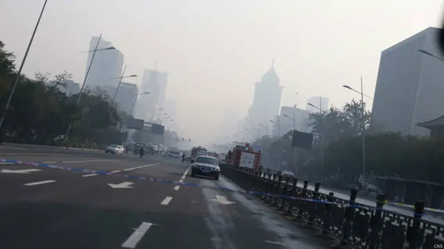 山西太原迎泽大街被警方封锁（中新社图片6/11/2013）
