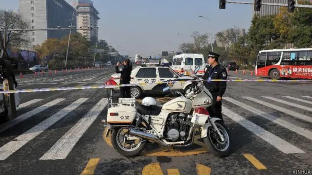 董立文说，习近平与李克强面对的社会问题更加严重。