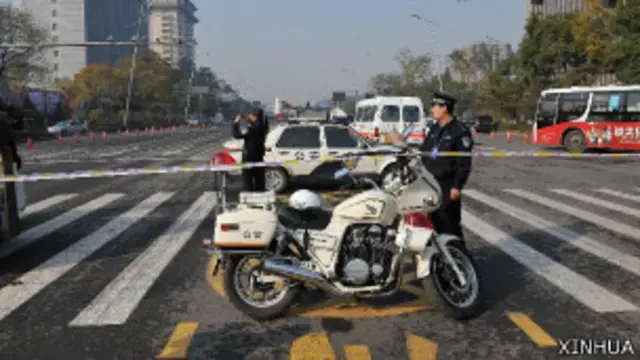 山西太原迎泽大街被警方封锁（新华社图片6/11/2013）