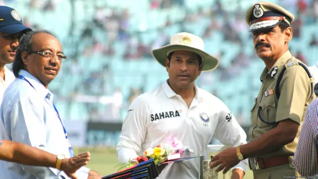 بدھ کو سچن تندولکر کی الوداعی سیریز کا آغاز ہوگیا ہے۔ انڈیا دو میچوں کی یہ ٹیسٹ سیریز ویسٹ انڈیز کے خلاف کھیل رہا ہے۔ چالیس سالہ تندولکر نے گزشتہ ماہ ہر قسم کی کرکٹ سے ریٹائر ہونے کا اعلان کیا تھا۔ کولکتہ کے تاریخی ایڈن گارڈن میدان میں سچن کا شاندار استقبال کیا گیا۔