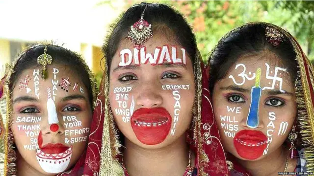 گزشتہ ہفتے اترپردیش میں طالبات نے اپنے چہروں پر رنگوں کے ذریعے تندولکر کو خراج تحسین پیش کیا۔