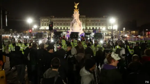 صدها نفر در تجمع دیشب در برابر محل اقامت ملکه بریتانیا در لندن شرکت کردند