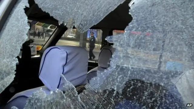 طبق گزارشها یک نفر در انفجارها کشته شده و هشت نفر هم زخمی شدهاند