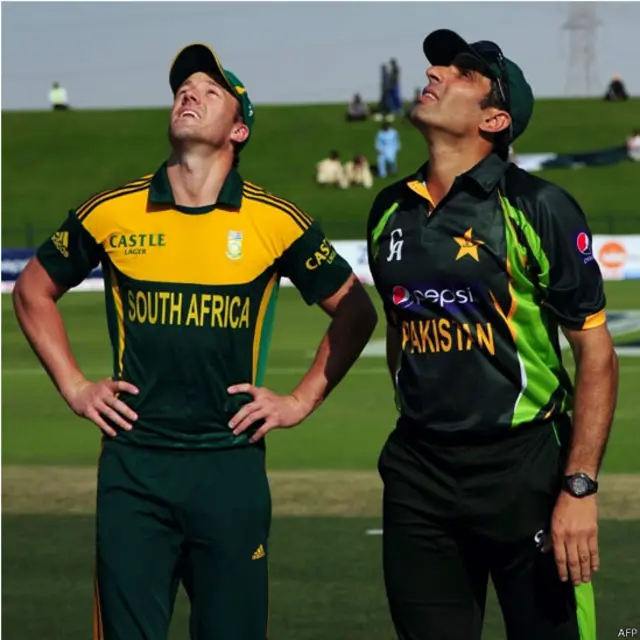 ابوظہبی میں کھیلے جانے والے تیسرے ایک روزہ میچ میں جنوبی افریقی کپتان ابراہم ڈی ویلیئرز نے ٹاس جیتا۔