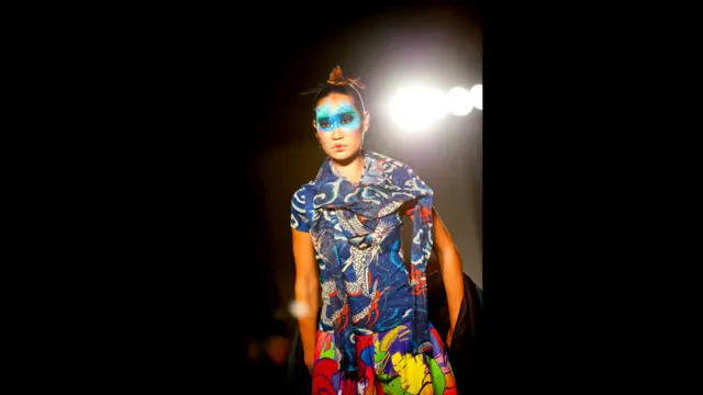 Манекенщица танцует на сцене