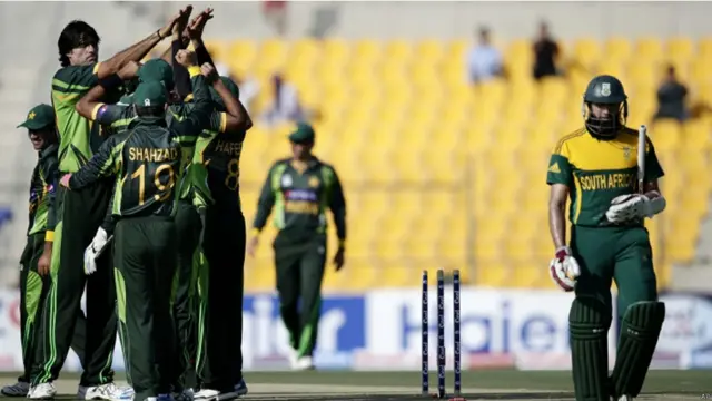 ہاشم آملہ عرفان کی یارکر کو سمجھ نہ پائے اور کلین بولڈ ہو کر پویلین لوٹ گئے۔