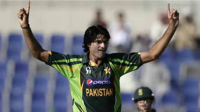 فاسٹ بولر محمد عرفان نے پانچویں اوور میں پاکستان کو پہلی کامیابی دلوائی۔